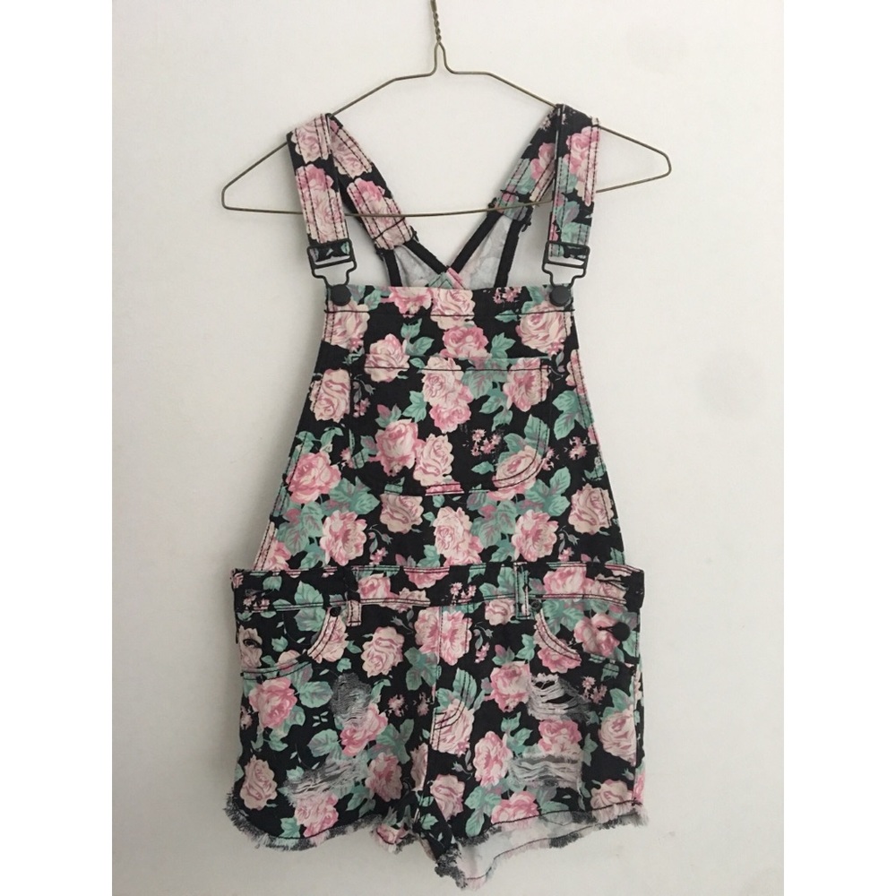 🍃🌸 Floral Overalls 🍃🌸